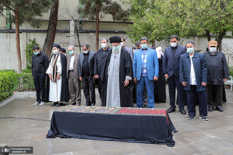 اقامه نماز رهبر معظم انقلاب بر پیکر مرحوم حسن غفوری فرد