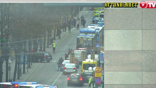در عملیات زیر گرفتن با خودرو در سوئد 5نفر کشته شدند/نخست وزیر:این حادثه تروریستی است/همه خطوط متروی استوکهلم بسته شد