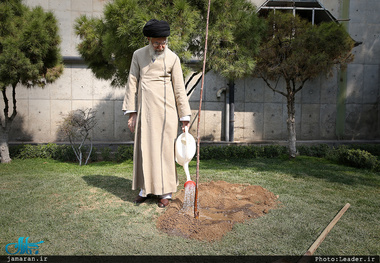 رهبر معظم انقلاب: جنگل‌ها و منابع باید از دست‌اندازی سوداگران حفظ شود/ مسئولان بخش جنگلها، مراتع و زمین های کشاورزی باید اهمیت زیادی برای کار خود قائل باشند/ مسئولان جز در موارد ضروری، باید از واردات میوه جلوگیری کنند