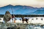 عکس روز نشنال جئوگرافیک، شکارچی و دریاچه