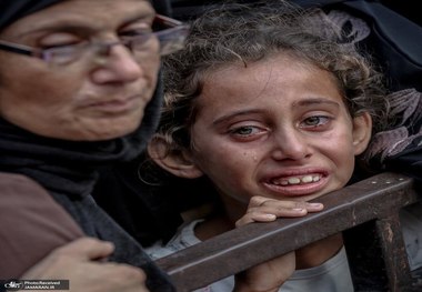 صف‌های طولانی مادران و کودکان فلسطینی زیر آفتاب سوزان در غزه برای یک کاسه سوپ + تصاویر ناراحت کننده