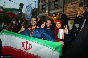 شادی مردم تهران پس از پیروزی تیم‌ ملی مقابل ولز