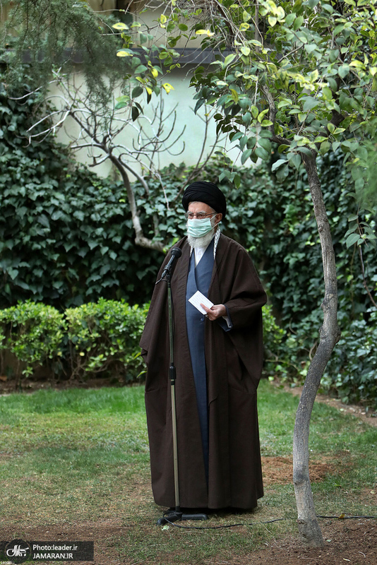 کاشت دو نهال میوه در روز درختکاری توسط رهبر معظم انقلاب