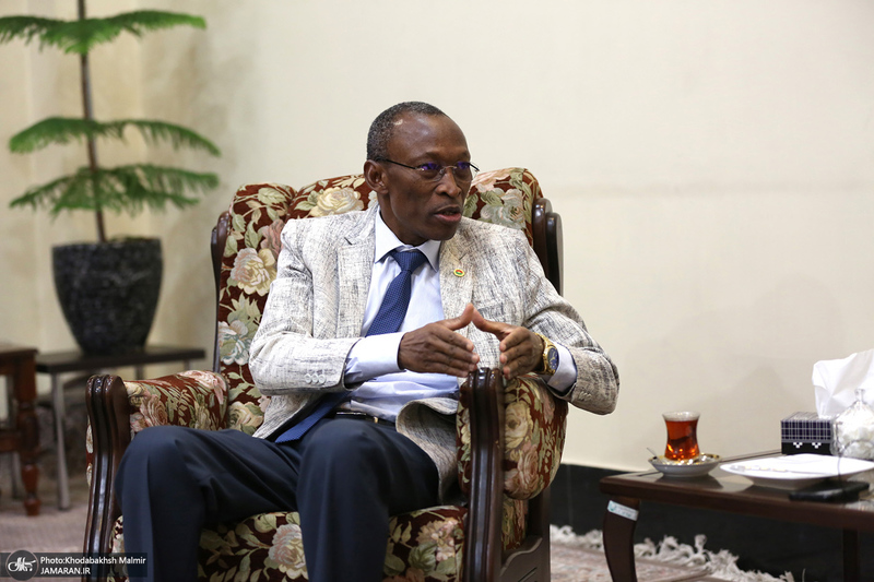 ادای احترام نخست وزیر بورکینافاسو و هیأت همراه نسبت به مقام شامخ بنیان‌گذار جمهوری اسلامی ایران