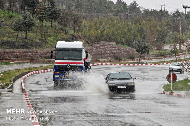 بارش باران جاده های زنجان را لغزنده کرده است