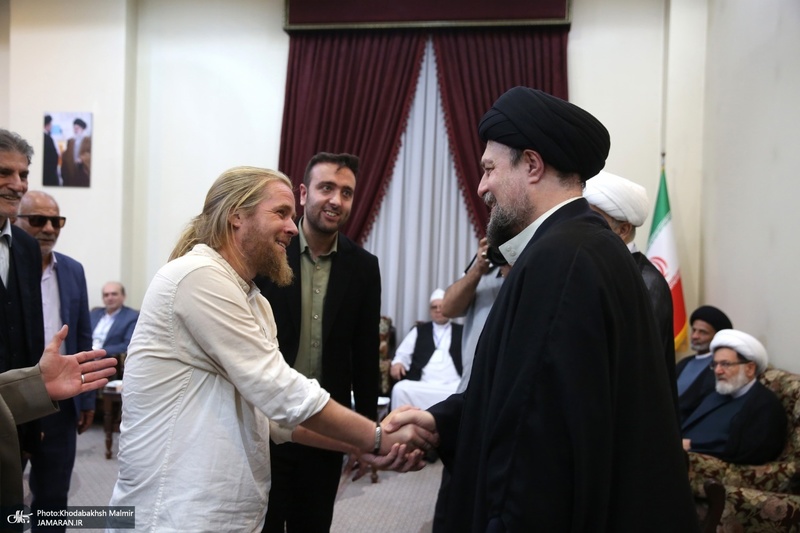 حاشیه های ادای احترام مهمانان خارجی چهلمین کنفرانس وحدت اسلامی به مقام شامخ حضرت امام خمینی (س)