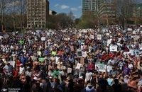 تظاهرات گسترده مردم آمریکا در اعتراض به سیاست‌های ترامپ و ماسک (3)