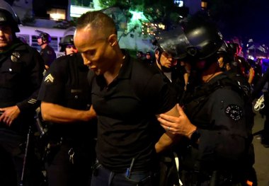 خبرنگار سی‌ان‌ان در لس‌آنجلس بازداشت شد + عکس ها