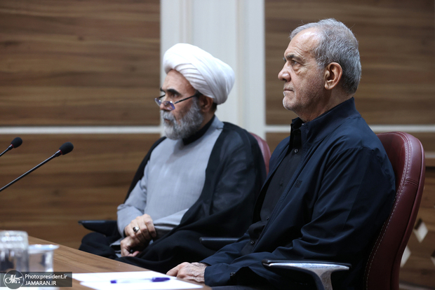 پزشکیان: اگر رهبری دستور می‌دادند مذاکره نشود قطعاً اطاعت می‌کردیم/ هیچ‌کس نباید این‌گونه سخن بگوید که گویی دولت و نیروهای مسلح دو مجموعه جدا از یکدیگر هستند؛ این روایت دشمن است/ بیان واقعیت‌ها به هیچ وجه به معنای ناامیدی یا عقب‌نشینی در برابر دشمن نیست