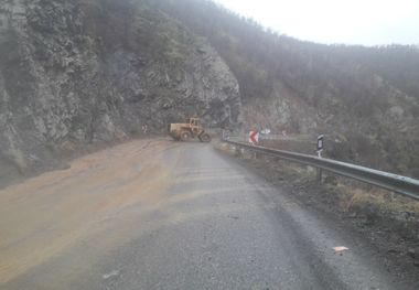 سیلاب راه 9 روستای سردشت را مسدود کرد