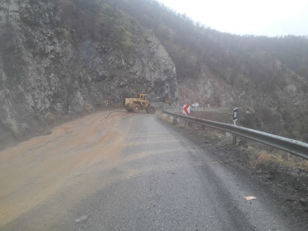 سیلاب راه 9 روستای سردشت را مسدود کرد