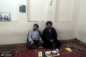 بازديد اعضای كنسولگری جمهوری اسلامی ايران از بیت تاریخی امام در نجف