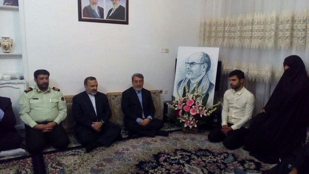 وزیر کشور با خانواده 2 شهید مشهدی دیدار کرد