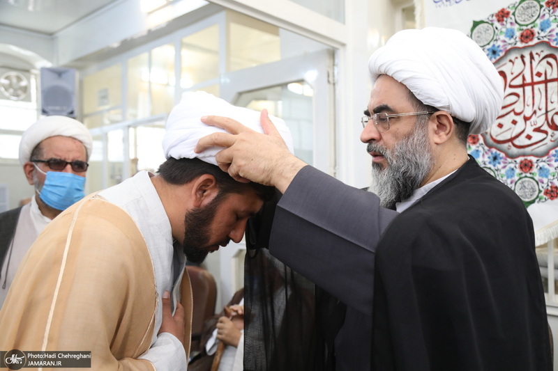 مراسم عمامه گذاری طلاب توسط آیت‌الله العظمی نوری همدانی و آیت الله فاضل لنکرانی در روز عید غدیر