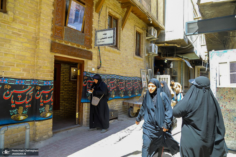 حضور زائران در بیت تاریخی حضرت امام در نجف در روزهای منتهی به اربعین