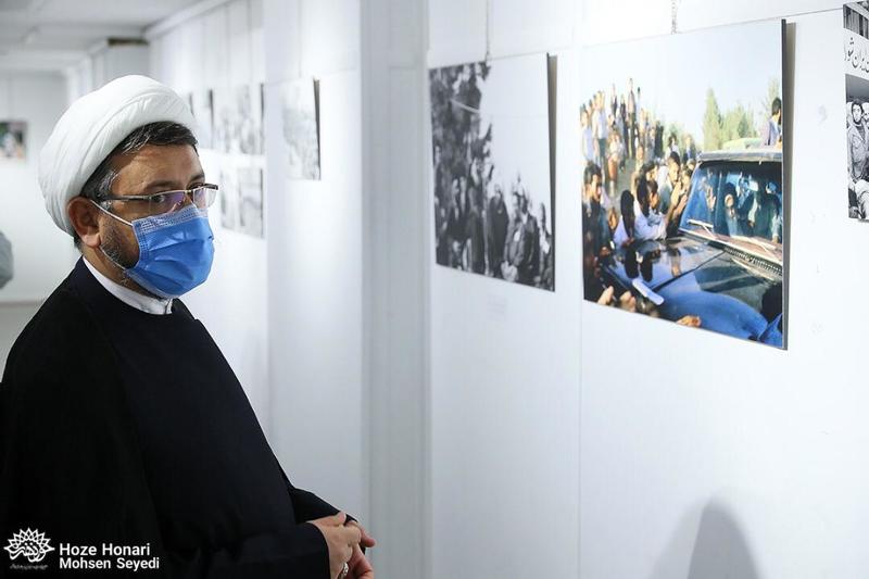 بازديد سرپرست موسسه تنظیم نشر آثار امام خمینی(س) از نمايشگاه عکس و نقاشی حوزه هنری