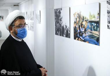 بازدید سرپرست موسسه تنظیم نشر آثار امام خمینی(س) از نمایشگاه عکس و نقاشی حوزه هنری