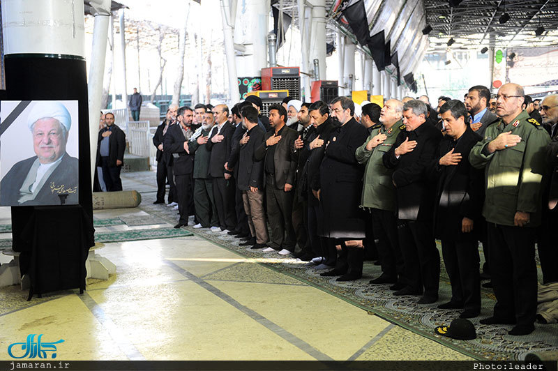 اقامه نماز رهبر معظم انقلاب بر پیکر حجت‌الاسلام والمسلمین هاشمی رفسنجانی