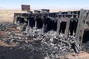 یک دستگاه تریلر در جاده مهریز به کرمان در آتش سوخت