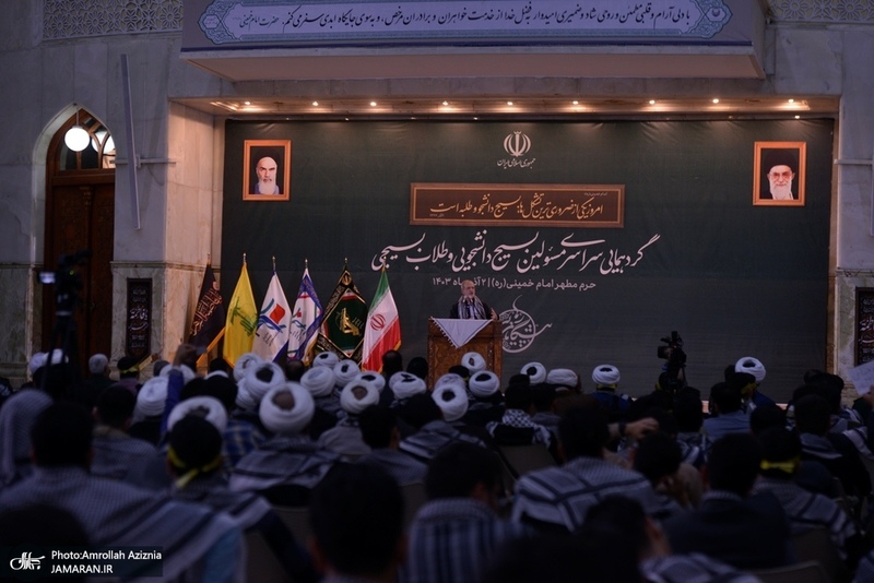 گردهمایی مسئولین بسیج دانشجویی و طلاب بسیجی در حرم امام با سخنرانی رئیس‌جمهور پزشکیان (45)