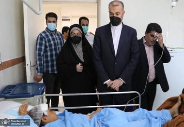 عیادت وزیر خارجه از مصدومان تصادف با خودروى تشریفات + تصاویر