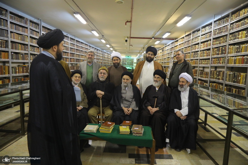 مراسم اهدای نسخه‌های خطی کتابخانه مرحوم آیت الله شاه آبادی به کتابخانه مرحوم آیت الله العظمی مرعشی نجفی