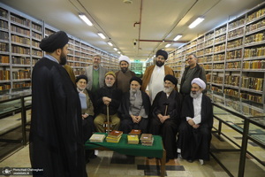 مراسم اهدای نسخه‌های خطی کتابخانه مرحوم آیت الله شاه آبادی به کتابخانه مرحوم آیت الله العظمی مرعشی نجفی