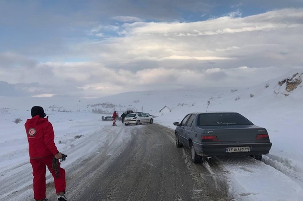 سرنشینان 100 خودرو گرفتار برف در تکاب نجات یافتند