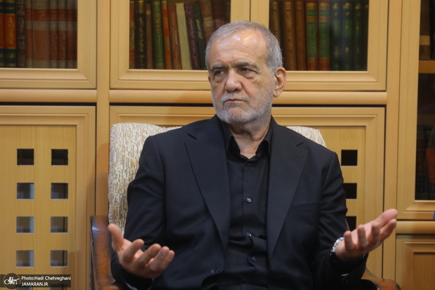 پزشکیان در پاسخ به شایعات: ادعای اینکه رئیس‌جمهور با تهدید به استعفا موجب تغییر تصمیمات نهادهای عالی کشور شده باشد، ادعایی غیرمنطقی و فاقد اعتبار است/ هرگونه تضعیف اعتماد عمومی به نهادهای کشور، در نهایت متوجه کلیت نظام حکمرانی خواهد شد