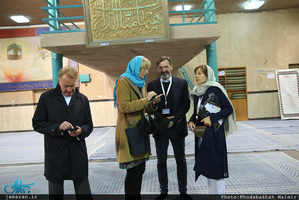 بازدید گردشگران آلمانی و اتریشی از بیت امام خمینی (س) در جماران 