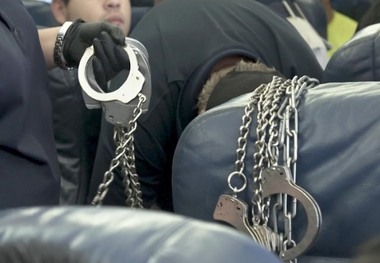 آمریکا ده ها مهاجر خارجی را مخفیانه و دست و پا بسته اخراج کرد