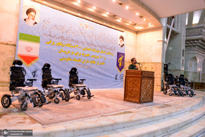 رزمایش کمک مومنانه با اهدای ۳۰۰ دستگاه ویلچر به بهزیستی در حرم امام  خمینی (س)