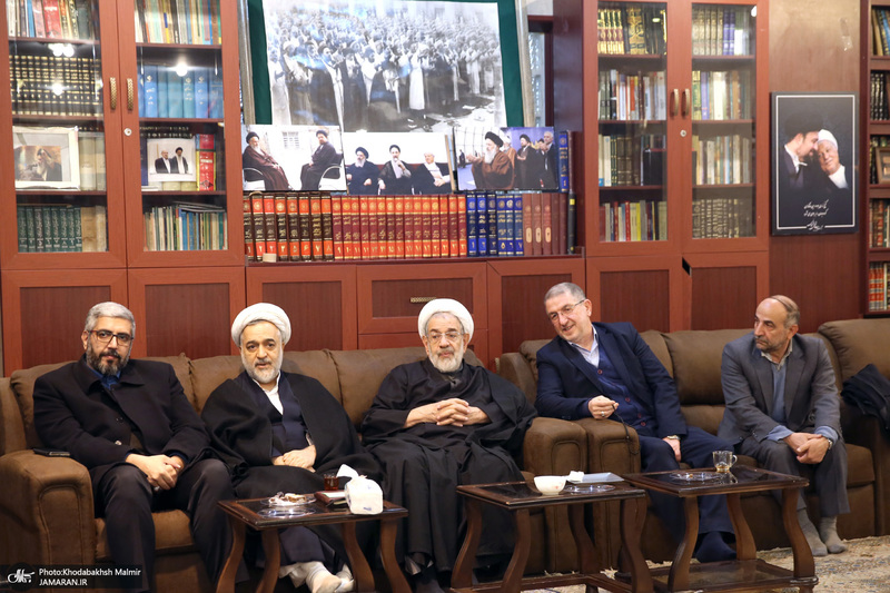 حضور جمعی از شخصیت های سیاسی در منزل مرحوم آیت الله موسوی بجنوردی (ره) -3