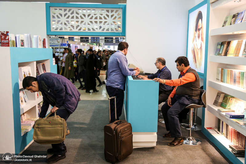 غرفه موسسه تنظیم و نشر آثار امام خمینی(س) در نمایشگاه بین المللی کتاب تهران