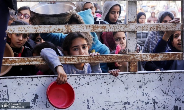 گاردین: اسرائیل در یک قدمی جنایت جنگی با گرسنگی دادن به مردم در غزه است/ محروم کردن مردم غزه از غذا جنایت است