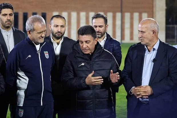 دیدار پزشکیان با بازیکنان و کادر فنی تیم ملی فوتبال/ رئیس جمهور پا به توپ شد! + عکس