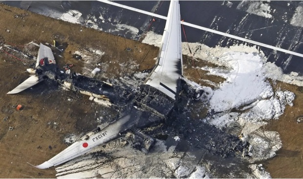 چگونه خدمه  ژاپنی مسافران  هواپیما را از دل آتش نجات دادند؟