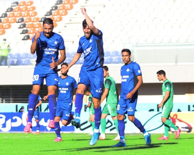 خوشحالی بازیکن سابق استقلال در پیراهن آبی جدید+عکس
