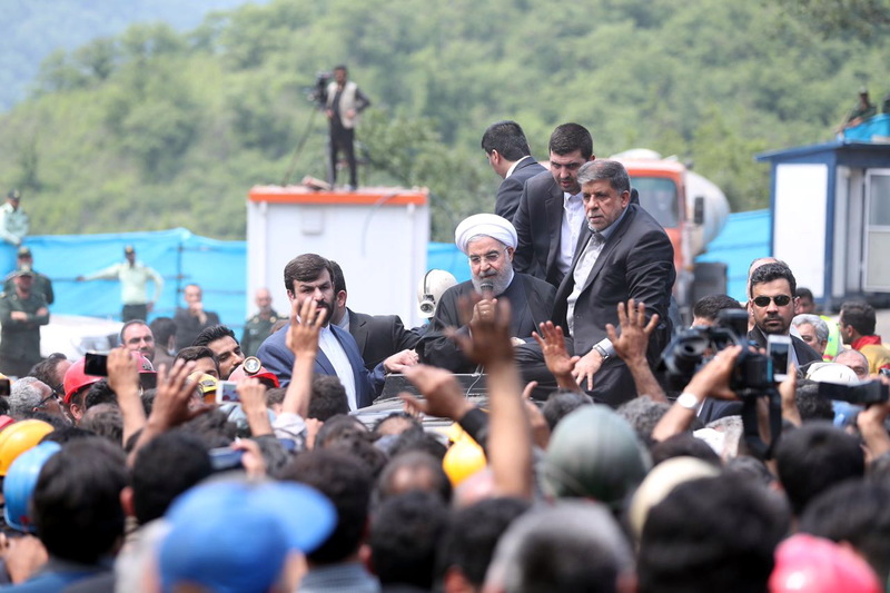 روحانی در محل حادثه معدن آزادشهر و در دیدار معدنکاران و کارگران