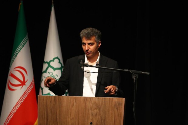 عادل فردوسی پور : با جان دانش آموزان بازی نکنید