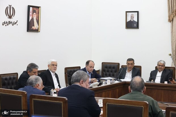 جلسه ستاد تنظیم بازار به ریاست معاون اول رئیس‌جمهور/ عارف: برای ایجاد ثبات در بازار به دنبال ایجاد فضای امنیتی نیستیم/ یک تقسیم کار دقیق بین‌المللی، حساب شده، منظم و سیستماتیک برای ضربه زدن به اقتصاد ایران ایجاد شده است