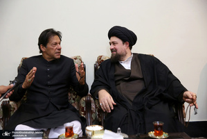 ادای احترام نخست وزیر پاکستان به مقام شامخ امام خمینی(س)