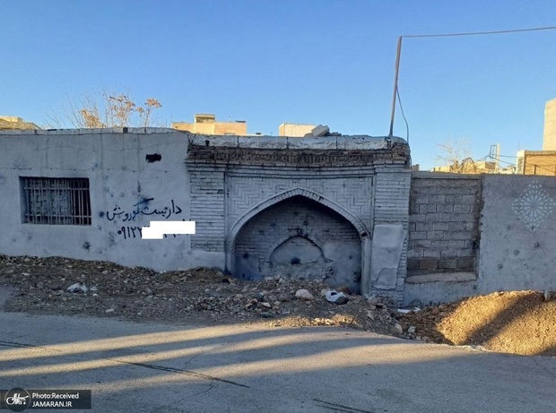 سردر گرمابه تاریخی پیرحصار زیر آوار نخاله‌های ساختمانی / اثر ثبت ملی پاتوق معتادان شد! + عکس ها