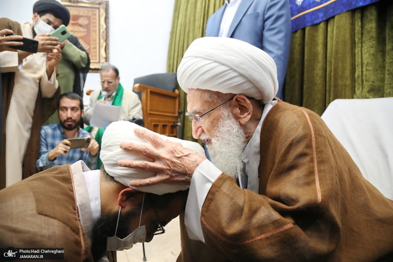 مراسم عمامه گذاری طلاب توسط آیت‌الله العظمی نوری همدانی و آیت الله فاضل لنکرانی در روز عید غدیر