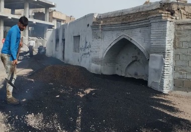 تخریب میراث ملی در سایه بی‌توجهی نهادهای شهری؟  ورود غیراصولی آسفالت به حریم حمام تاریخی پیرحصار!  + تصاویر