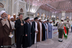 ادای احترام جمعی از طلاب حوزه علمیه نجف اشرف به مقام شامخ امام خمینی (س)