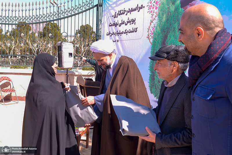 مراسم درختکاری در جوار حرم مطهر امام خمینی (س)