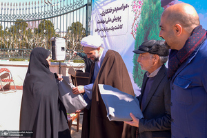 مراسم درختکاری در جوار حرم مطهر امام خمینی (س)