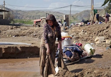 بی‌توجهی به مطالبات سیل‌زدگان خوزستان  روند کند بازسازی منازل تخریبی و اسکان مردم در کانکس با 50 درجه گرما