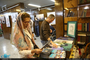 بازدید گردشگران خارجی از کشور پرتغال از بیت امام خمینی (س) از جماران